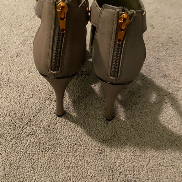 Dolce Vita Sandals 4” inches - Picture 3 of 3